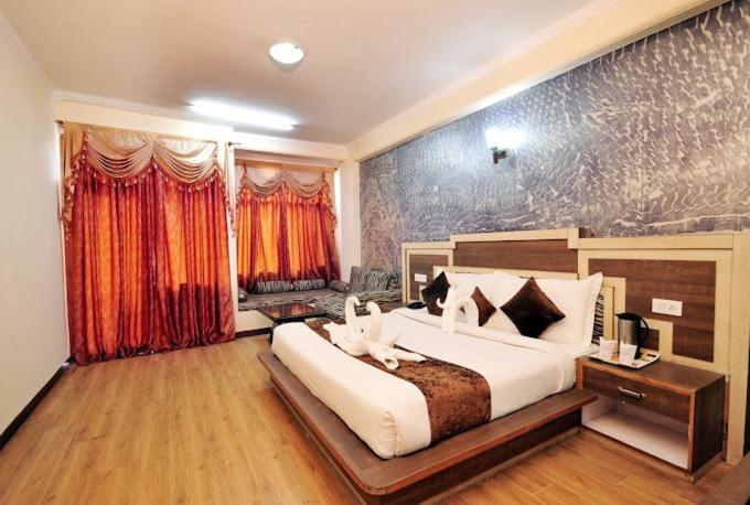 The Royal Grand, Manali Hotel Jagatsukh Bagian luar foto